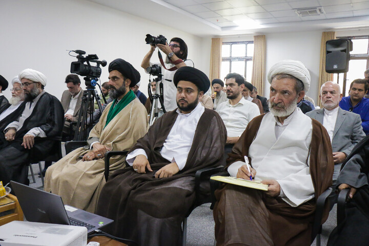 تصاویر/ آیین رونمایی از دو اثر مستند پژوهشی «تبارشناسی قائد شهید» و «تبارشناسی صالح بعد صالح»