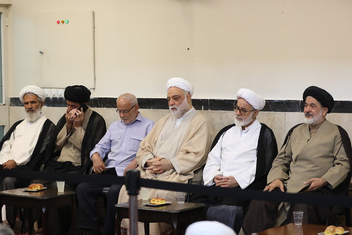 تصاویر/ مراسم عمامه گذاری طلاب توسط آیت الله العظمی مکارم شیرازی