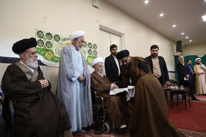 تصاویر/ مراسم عمامه گذاری طلاب توسط آیت الله العظمی مکارم شیرازی