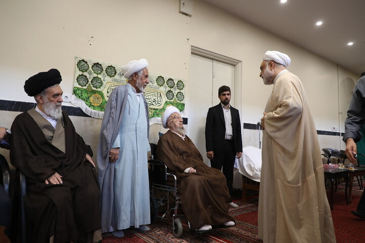تصاویر/ مراسم عمامه گذاری طلاب توسط آیت الله العظمی مکارم شیرازی