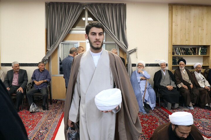 تصاویر/ مراسم عمامه گذاری طلاب توسط آیت الله العظمی مکارم شیرازی