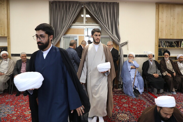 تصاویر/ مراسم عمامه گذاری طلاب توسط آیت الله العظمی مکارم شیرازی