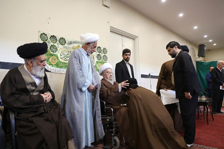 تصاویر/ مراسم عمامه گذاری طلاب توسط آیت الله العظمی مکارم شیرازی