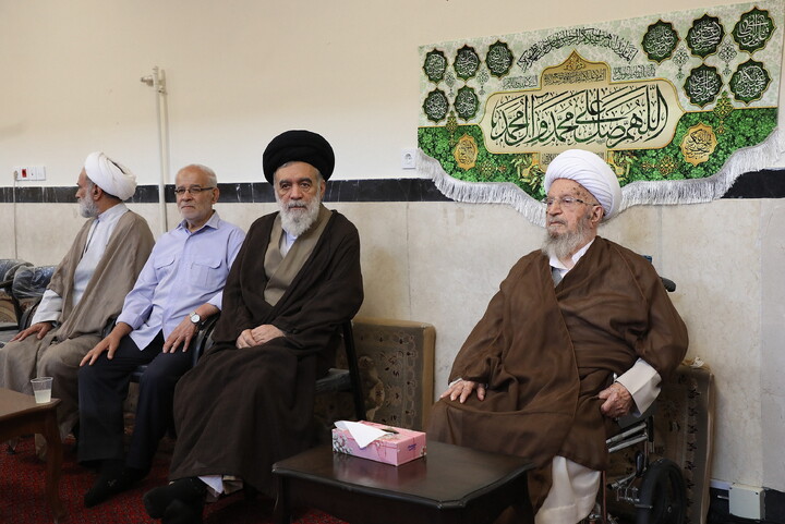 تصاویر/ مراسم عمامه گذاری طلاب توسط آیت الله العظمی مکارم شیرازی