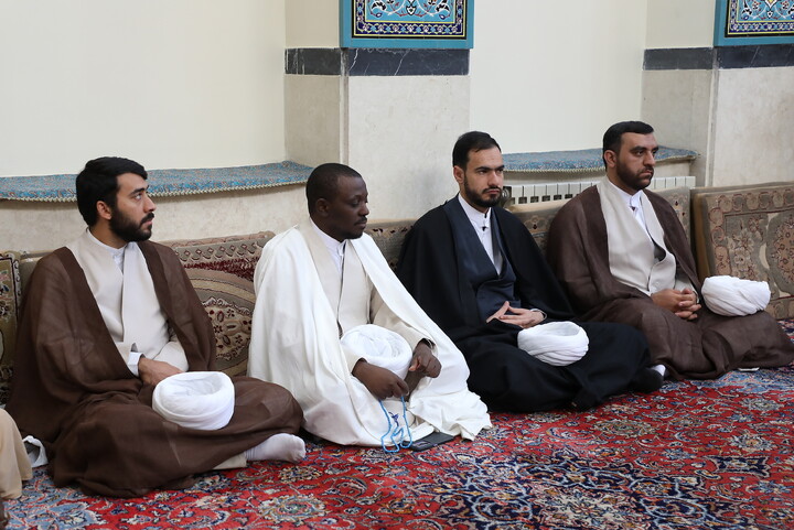 تصاویر/ مراسم عمامه گذاری طلاب توسط آیت الله العظمی مکارم شیرازی