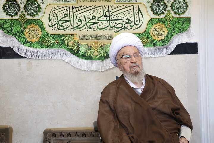 تصاویر/ مراسم عمامه گذاری طلاب توسط آیت الله العظمی مکارم شیرازی