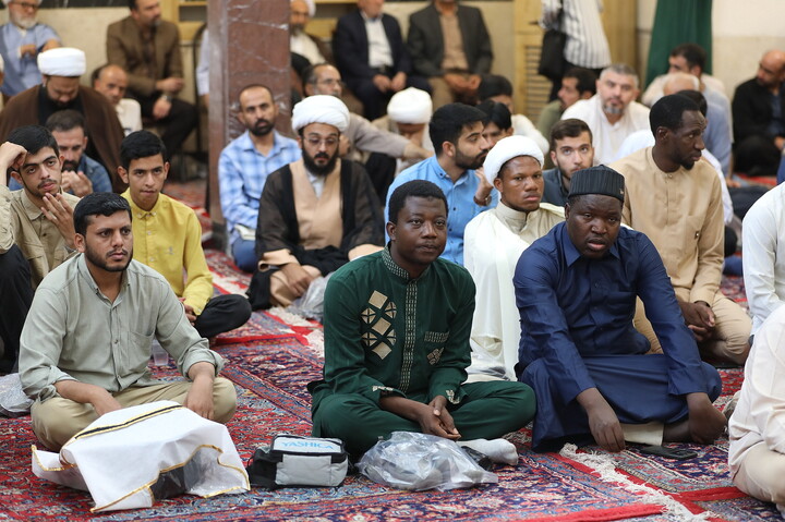 تصاویر/ مراسم عمامه گذاری طلاب توسط آیت الله العظمی مکارم شیرازی