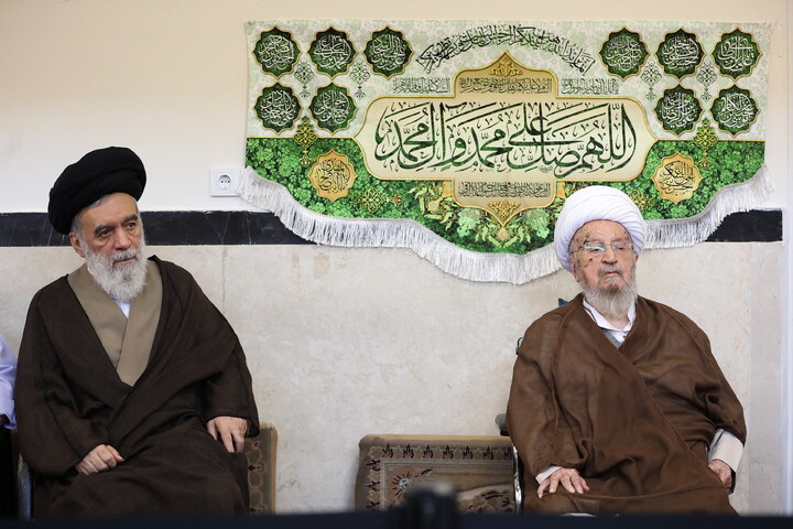 تصاویر/ مراسم عمامه گذاری طلاب توسط آیت الله العظمی مکارم شیرازی