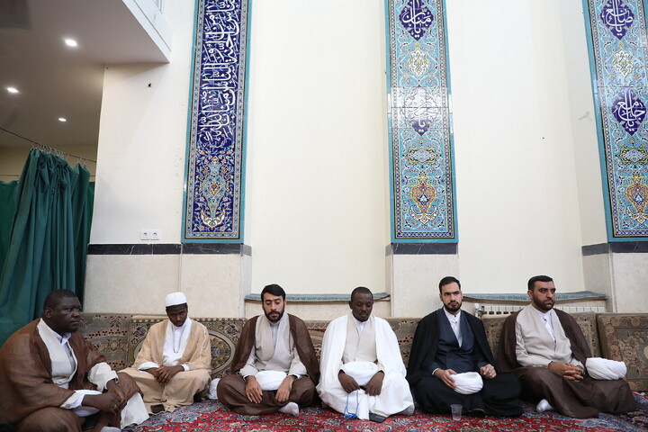تصاویر/ مراسم عمامه گذاری طلاب توسط آیت الله العظمی مکارم شیرازی