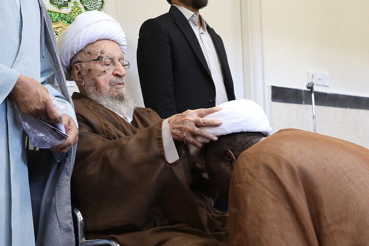 تصاویر/ مراسم عمامه گذاری طلاب توسط آیت الله العظمی مکارم شیرازی