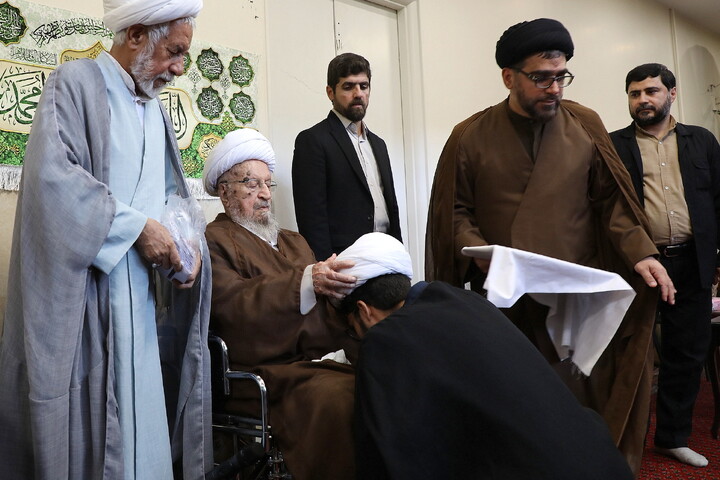 تصاویر/ مراسم عمامه گذاری طلاب توسط آیت الله العظمی مکارم شیرازی