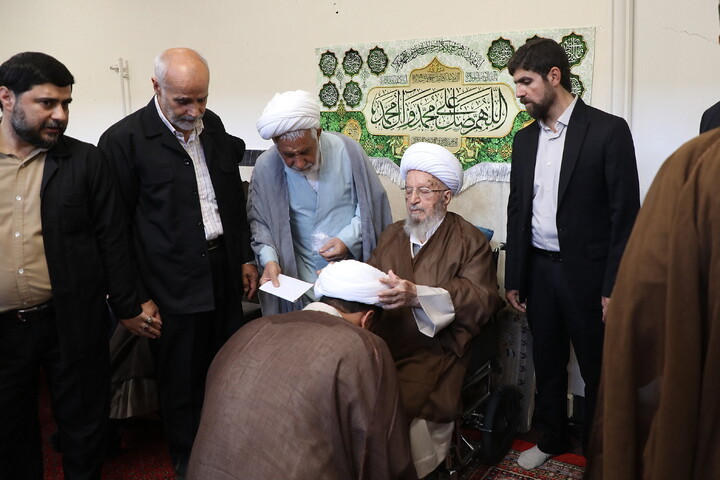 تصاویر/ مراسم عمامه گذاری طلاب توسط آیت الله العظمی مکارم شیرازی