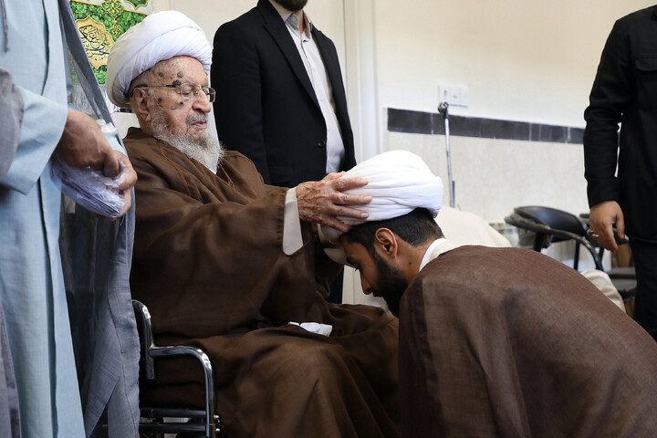 تصاویر/ مراسم عمامه گذاری طلاب توسط آیت الله العظمی مکارم شیرازی