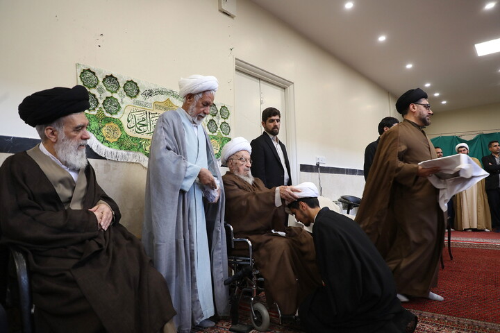 تصاویر/ مراسم عمامه گذاری طلاب توسط آیت الله العظمی مکارم شیرازی