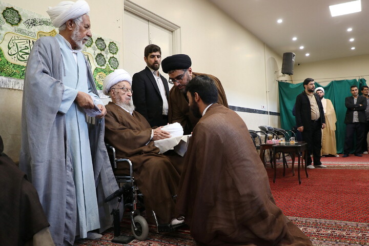 تصاویر/ مراسم عمامه گذاری طلاب توسط آیت الله العظمی مکارم شیرازی