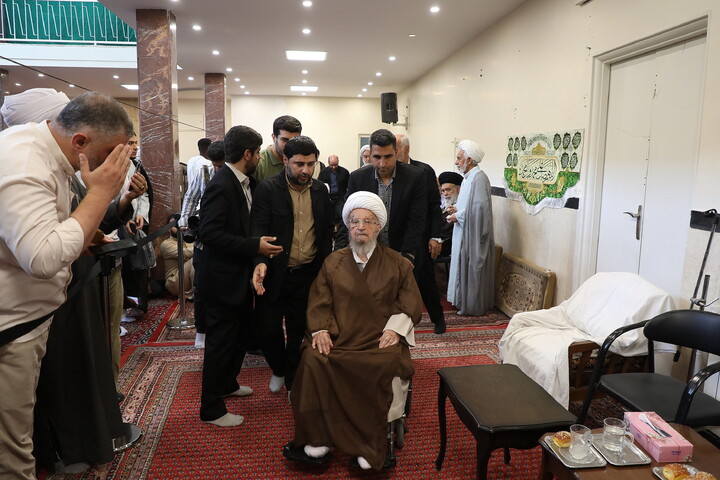 تصاویر/ مراسم عمامه گذاری طلاب توسط آیت الله العظمی مکارم شیرازی