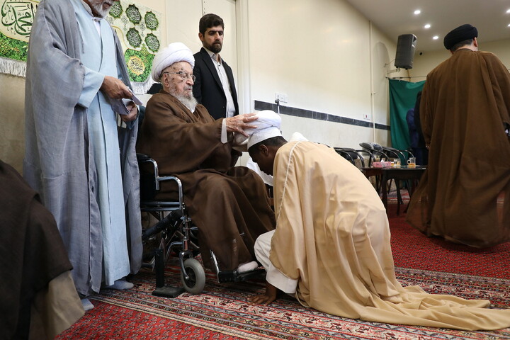 تصاویر/ مراسم عمامه گذاری طلاب توسط آیت الله العظمی مکارم شیرازی