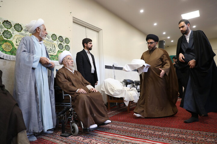 تصاویر/ مراسم عمامه گذاری طلاب توسط آیت الله العظمی مکارم شیرازی