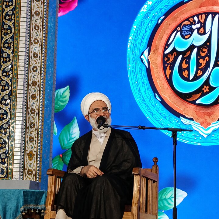 حسن خلق؛ ستون وحدت امت اسلامی است/ رهبر شهید محور وحدت و محبت مردم بود