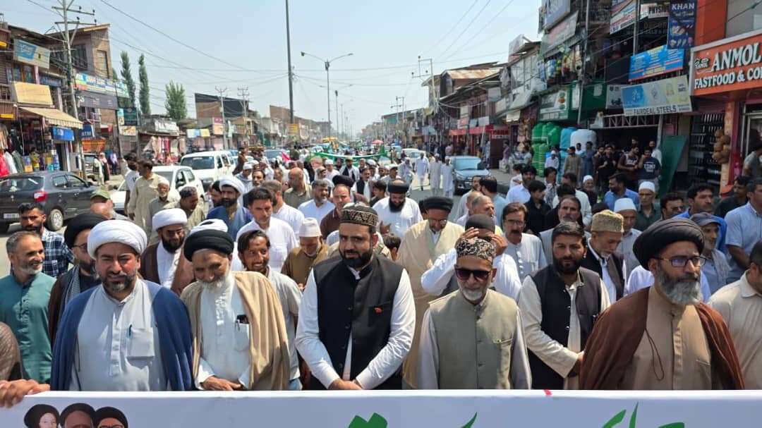 ماگام کشمیر میں انجمنِ شرعی کے تحت پروقار جلوس میلاد اور محفل: مقررین کا تعلیم و تربیت کو اخلاق نبویؐ سے ہم آہنگ کرنے پر زور