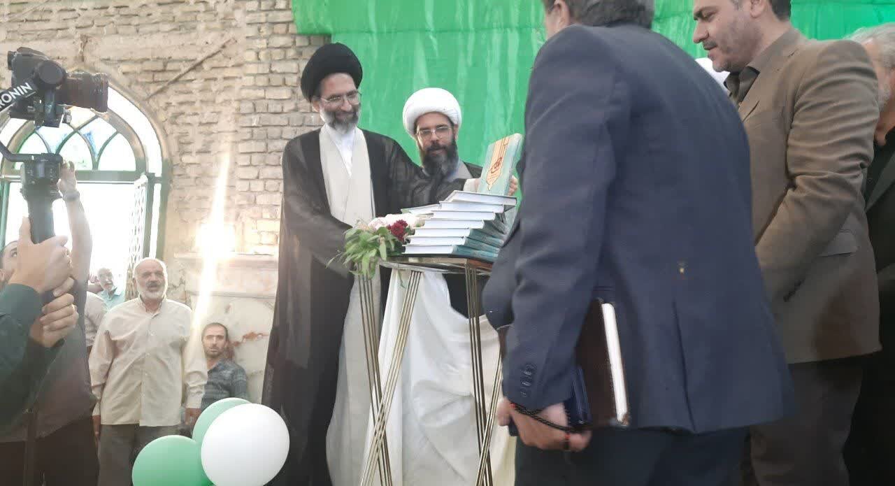 آیین رونمایی از کتاب آل مطهر در جوینان کاشان برگزار شد