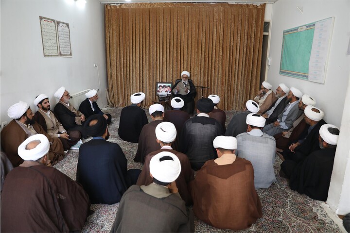 تصاویر/ دیدار مدیران مدارس علمیه استان کرمان با آیت الله شب‌زنده‌دار