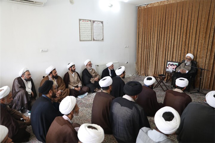 تصاویر/ دیدار مدیران مدارس علمیه استان کرمان با آیت الله شب‌زنده‌دار