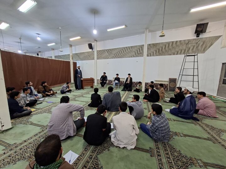 تصاویر/ برگزاری نشست علمی با موضوع « اثرات روحانیت در جامعه» در  جمع طلاب مدرسه علمیه خاتم الانبیاء (ص) بابل