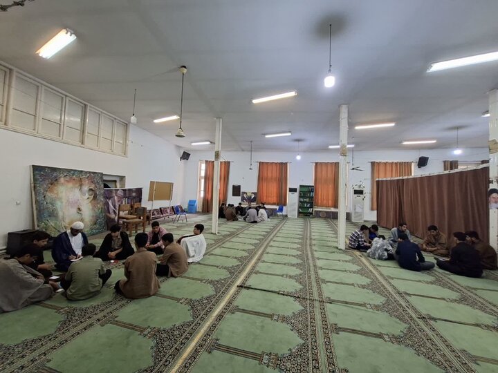 تصاویر/ برگزاری نشست علمی با موضوع « اثرات روحانیت در جامعه» در  جمع طلاب مدرسه علمیه خاتم الانبیاء (ص) بابل
