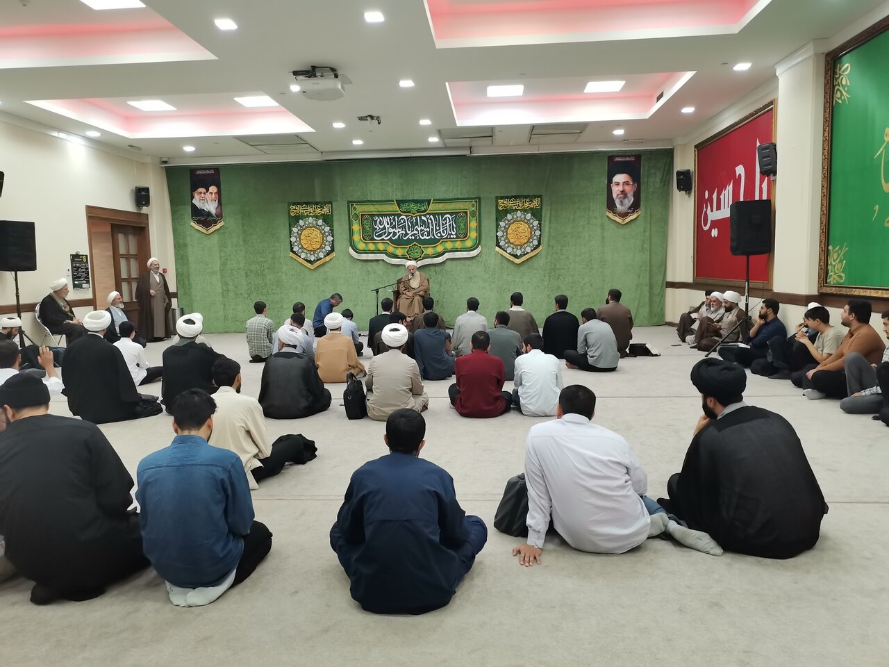 طلاب مدرسه مدینه العلم آیت الله العظمی خوئی(ره) معمم شدند