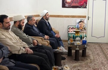 دیدار مدیر حوزه علمیه خوزستان با خانواده شهید خلیلی از شهدای ناو دنا + عکس