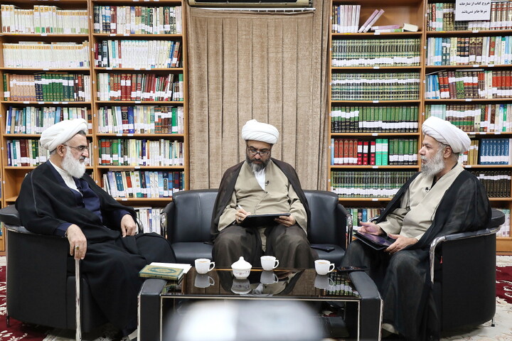 تصاویر/  میزگرد تخصصی با موضوع «خونخواهی و انتقام خون قائد شهید»
