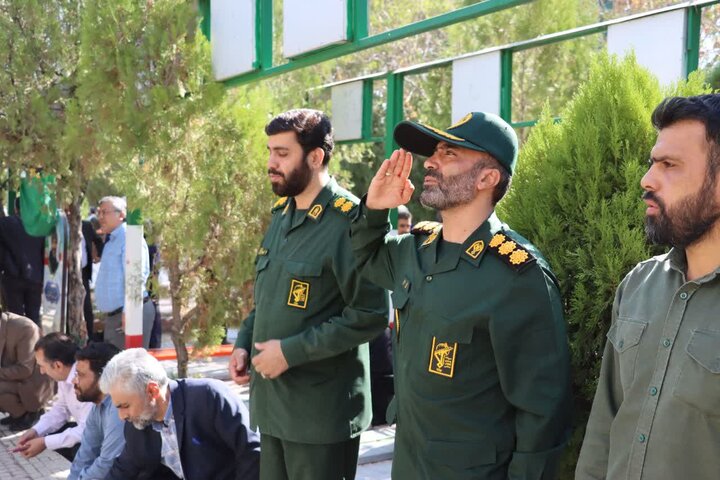 تصاویر/آیین گلباران و عطرافشانی قبور مطهر شهدا در اراک