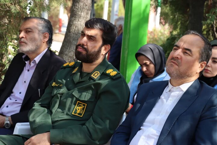 تصاویر/آیین گلباران و عطرافشانی قبور مطهر شهدا در اراک