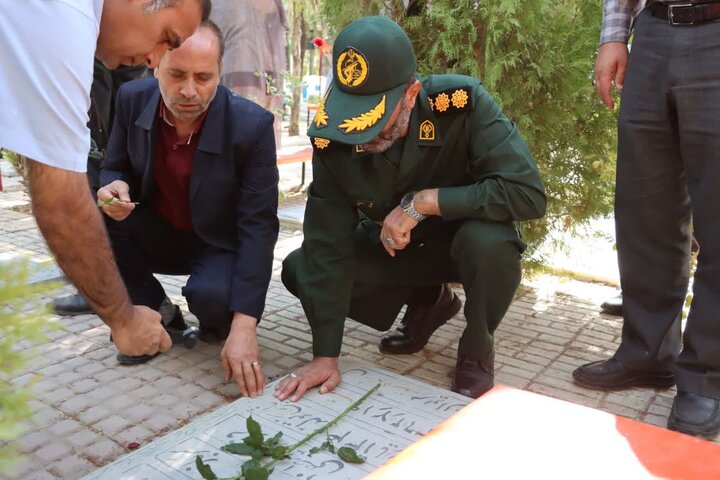 تصاویر/آیین گلباران و عطرافشانی قبور مطهر شهدا در اراک