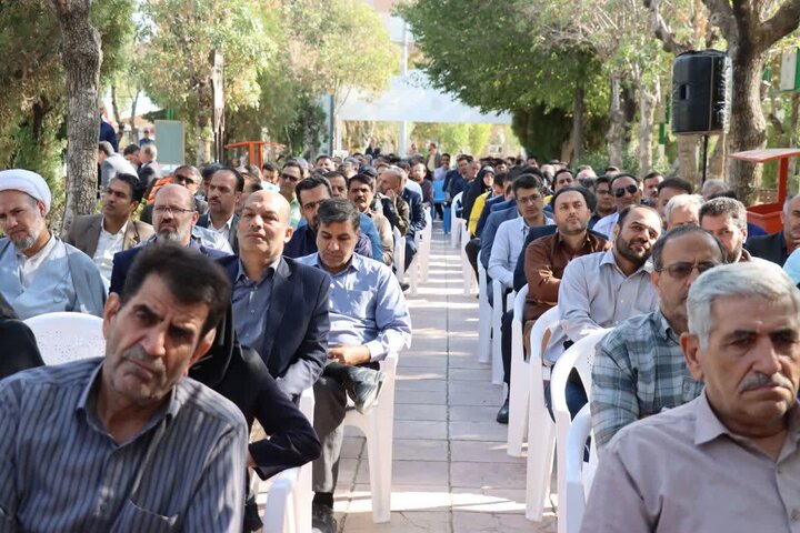 تصاویر/آیین گلباران و عطرافشانی قبور مطهر شهدا در اراک