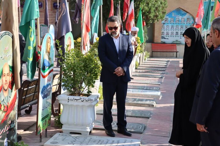 تصاویر/آیین گلباران و عطرافشانی قبور مطهر شهدا در اراک
