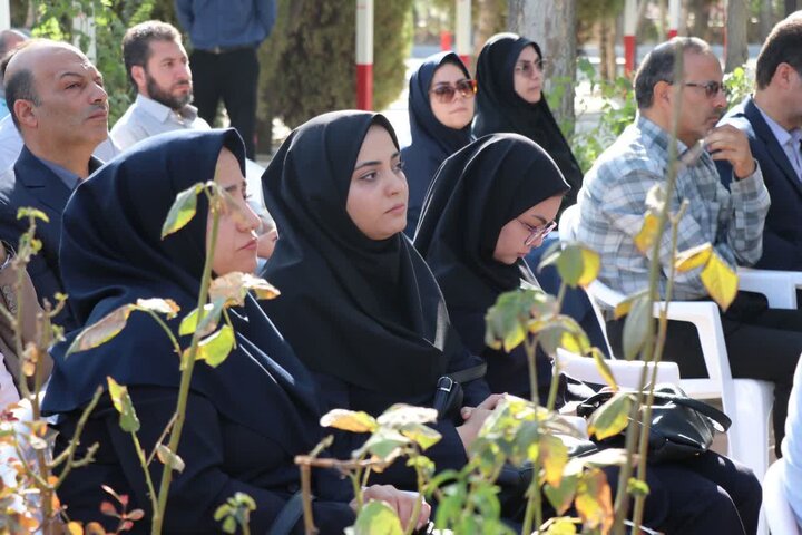 تصاویر/آیین گلباران و عطرافشانی قبور مطهر شهدا در اراک