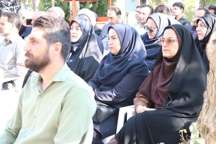 تصاویر/آیین گلباران و عطرافشانی قبور مطهر شهدا در اراک