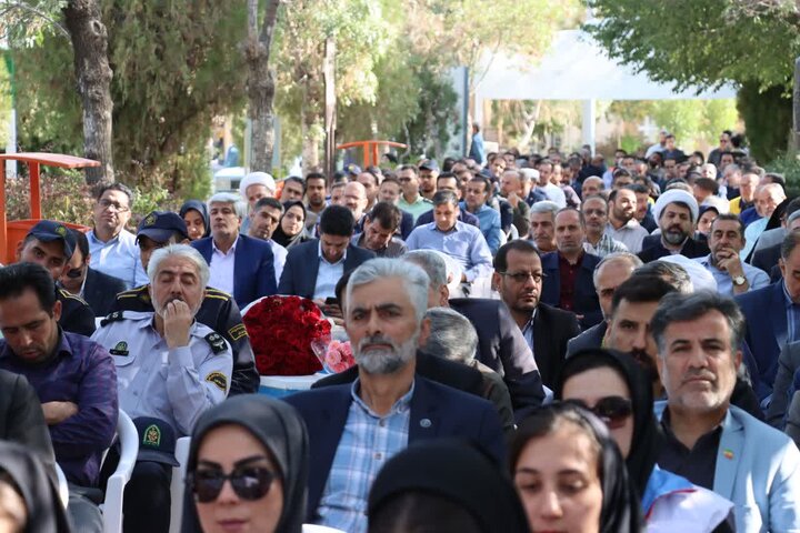 تصاویر/آیین گلباران و عطرافشانی قبور مطهر شهدا در اراک