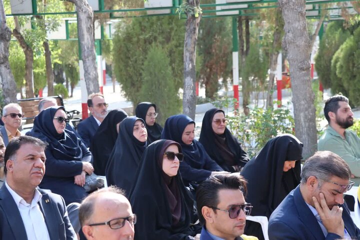 تصاویر/آیین گلباران و عطرافشانی قبور مطهر شهدا در اراک