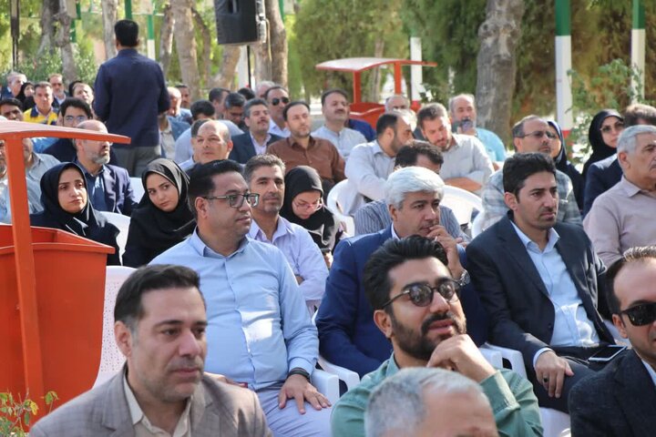 تصاویر/آیین گلباران و عطرافشانی قبور مطهر شهدا در اراک