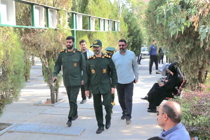 تصاویر/آیین گلباران و عطرافشانی قبور مطهر شهدا در اراک