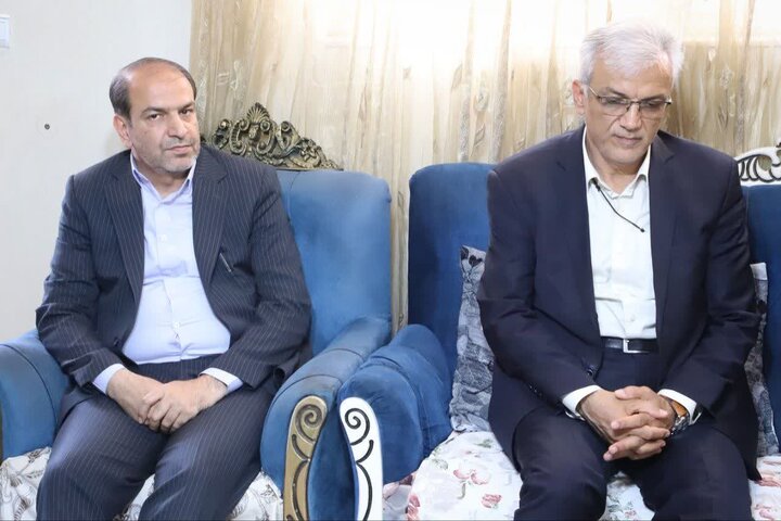 تصاویر/دیدار و تجلیل استاندار مرکزی از خانواده شهید سیف‌الله نارویی در زرندیه