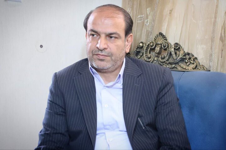 تصاویر/دیدار و تجلیل استاندار مرکزی از خانواده شهید سیف‌الله نارویی در زرندیه
