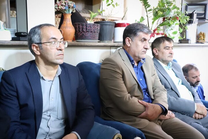 تصاویر/دیدار و تجلیل استاندار مرکزی از خانواده شهید سیف‌الله نارویی در زرندیه