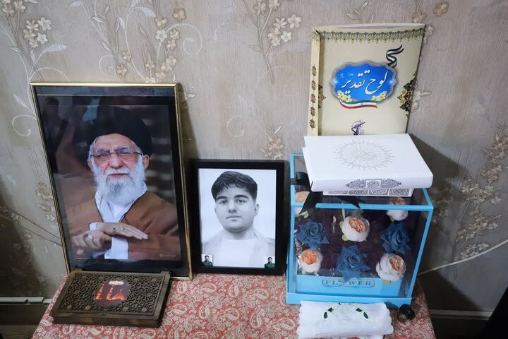 تصاویر/دیدار و تجلیل استاندار مرکزی از خانواده شهید سیف‌الله نارویی در زرندیه