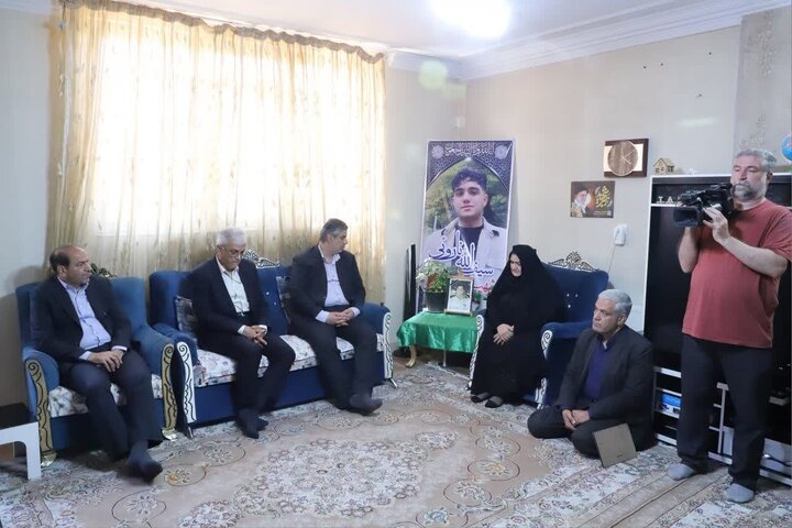 تصاویر/دیدار و تجلیل استاندار مرکزی از خانواده شهید سیف‌الله نارویی در زرندیه