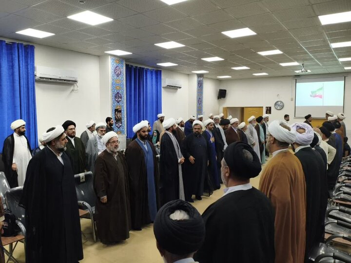 تصاویر/دیدار ائمه جماعات و طلاب مدارس علمیه لرستان با نماینده ولی فقیه در استان