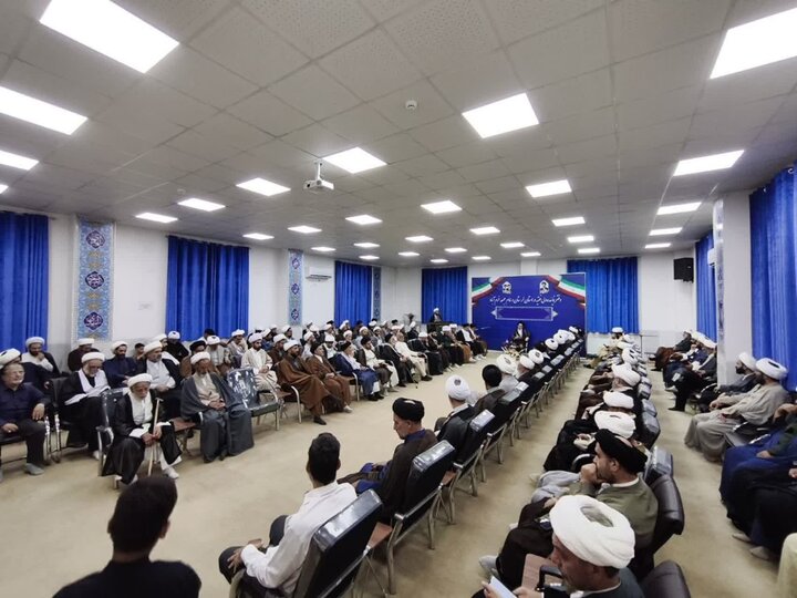 تصاویر/دیدار ائمه جماعات و طلاب مدارس علمیه لرستان با نماینده ولی فقیه در استان